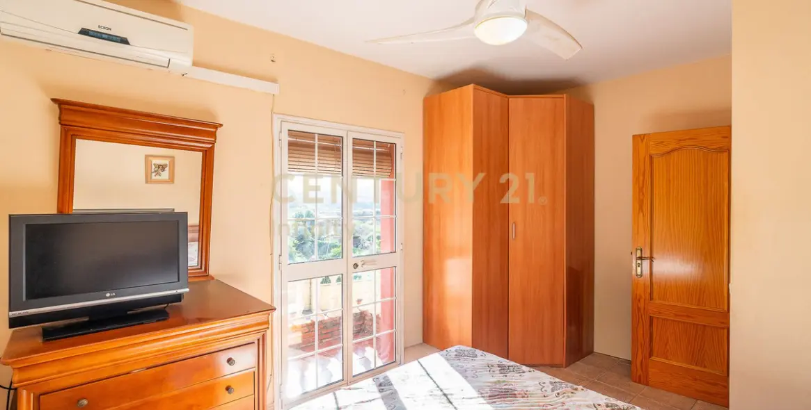 Sale of detached villa in El Hornillo 18