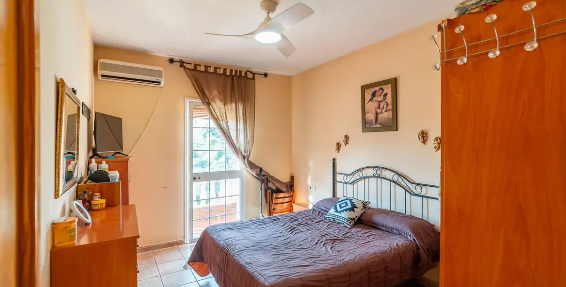 Sale of detached villa in El Hornillo 26