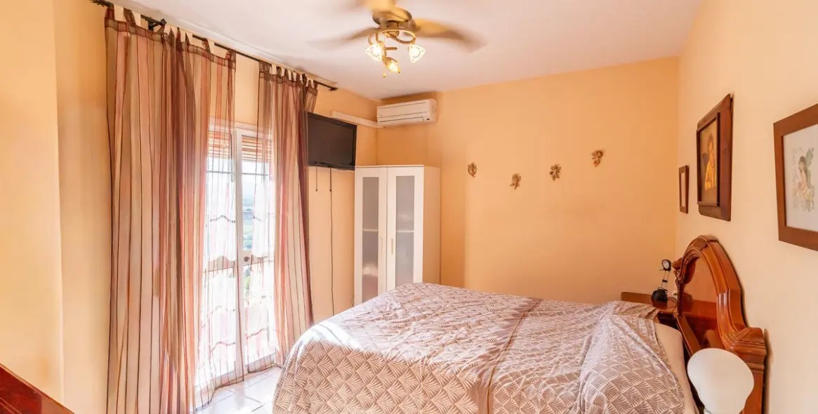 Sale of detached villa in El Hornillo 37