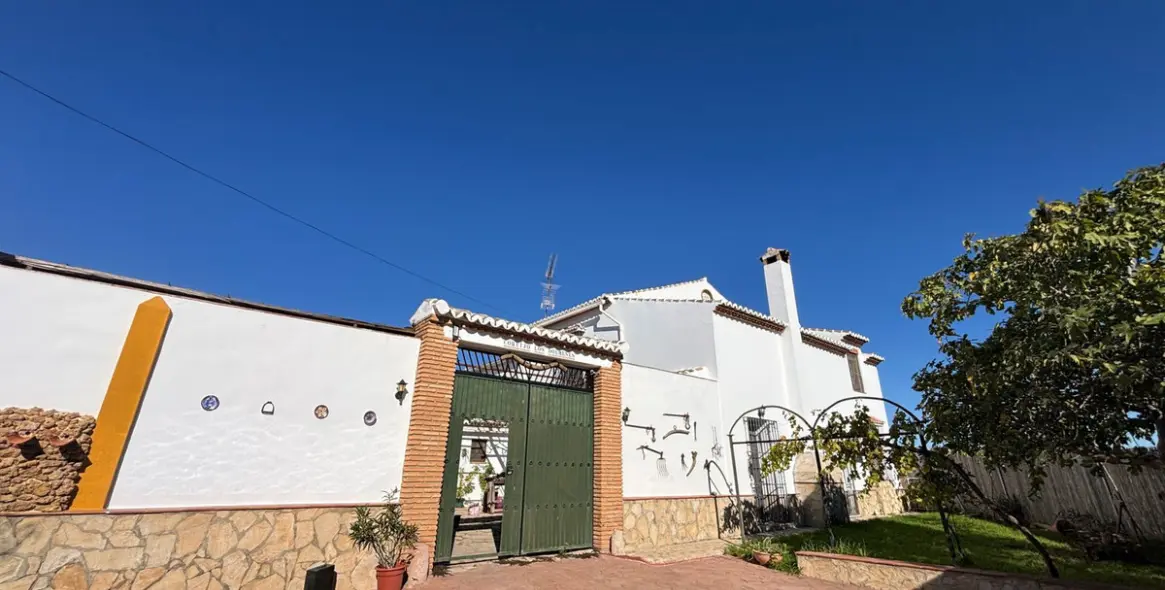 Sale of detached villa in Antequera 3
