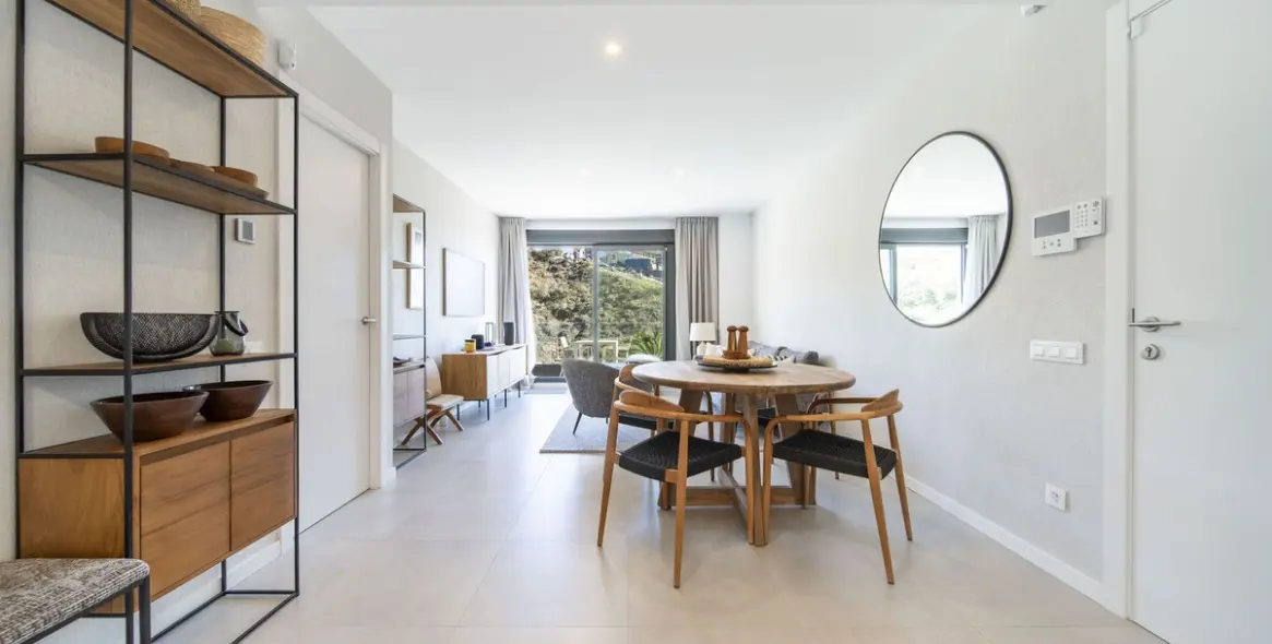 Sale of middle floor apartment in Carvajal 2