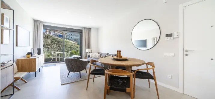 Sale of middle floor apartment in Carvajal 2