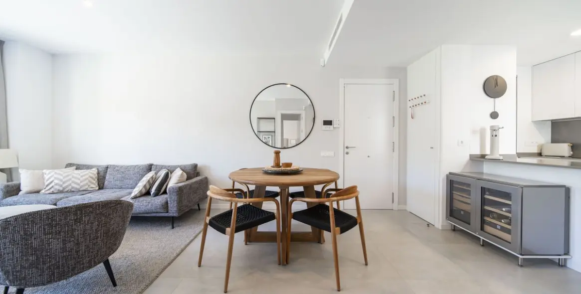 Sale of middle floor apartment in Carvajal 8