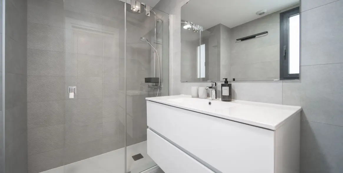 Sale of middle floor apartment in Carvajal 11