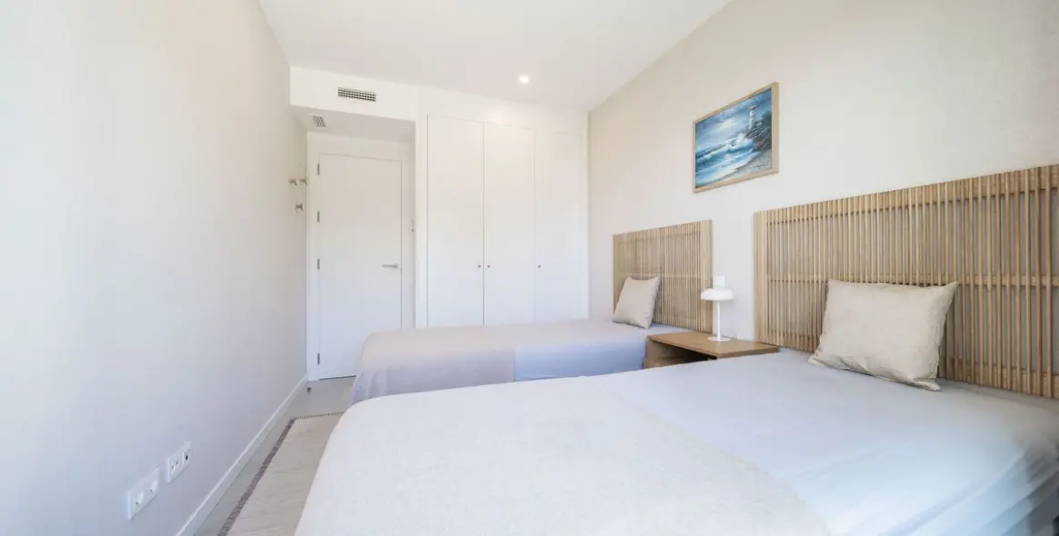 Sale of middle floor apartment in Carvajal 12