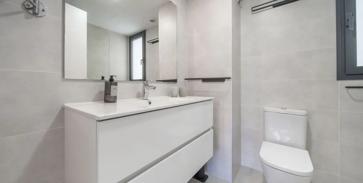 Sale of middle floor apartment in Carvajal 13