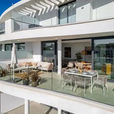 Sale of middle floor apartment in Fuengirola