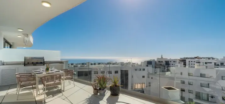 Sale of middle floor apartment in Fuengirola 1