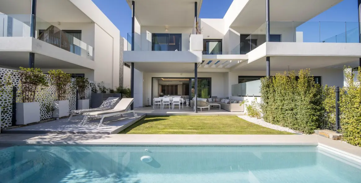 Продажа дома на две семьи в Marbella 1