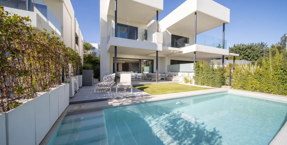 Продажа дома на две семьи в Marbella 2