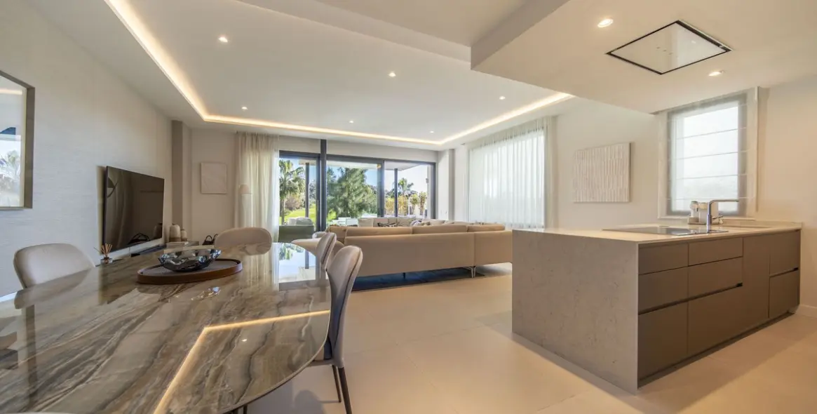 Продажа дома на две семьи в Marbella 24