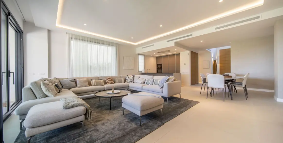 Продажа дома на две семьи в Marbella 25