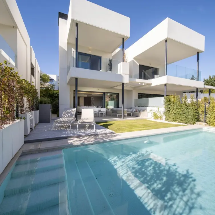 Продажа дома на две семьи в Marbella
