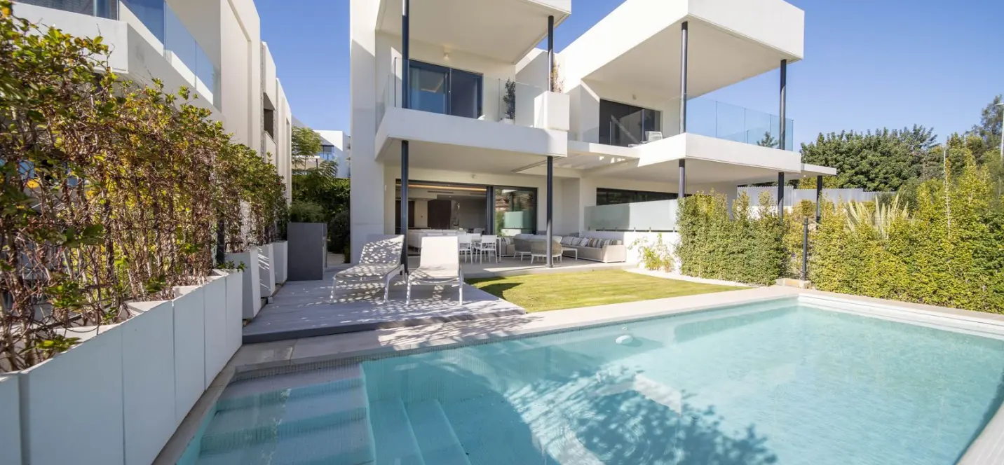 Продажа дома на две семьи в Marbella 1