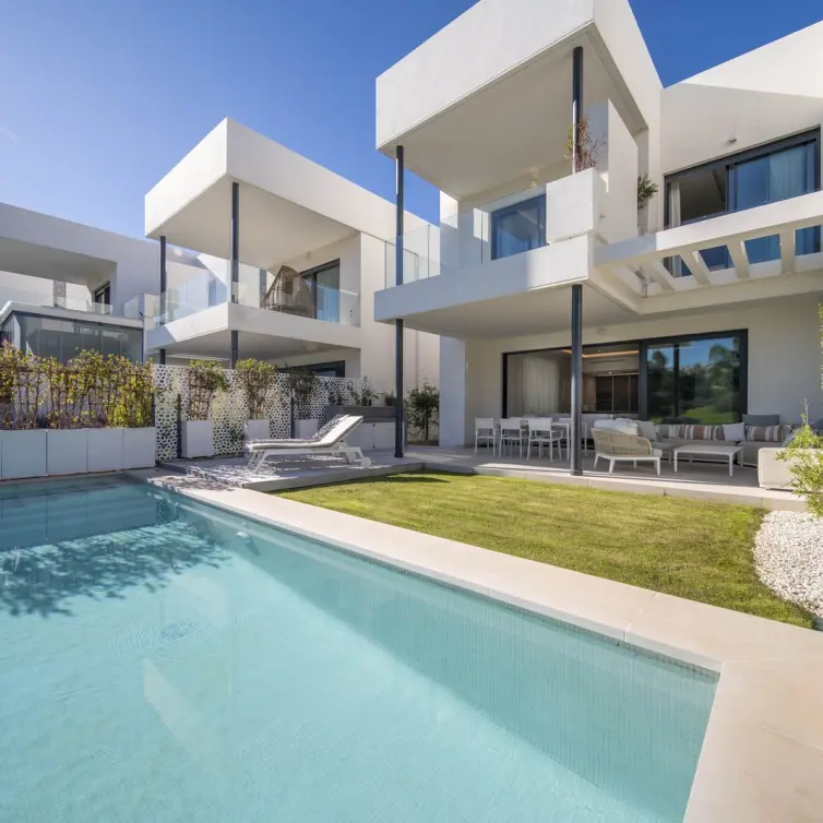 Продажа дома на две семьи в Marbella