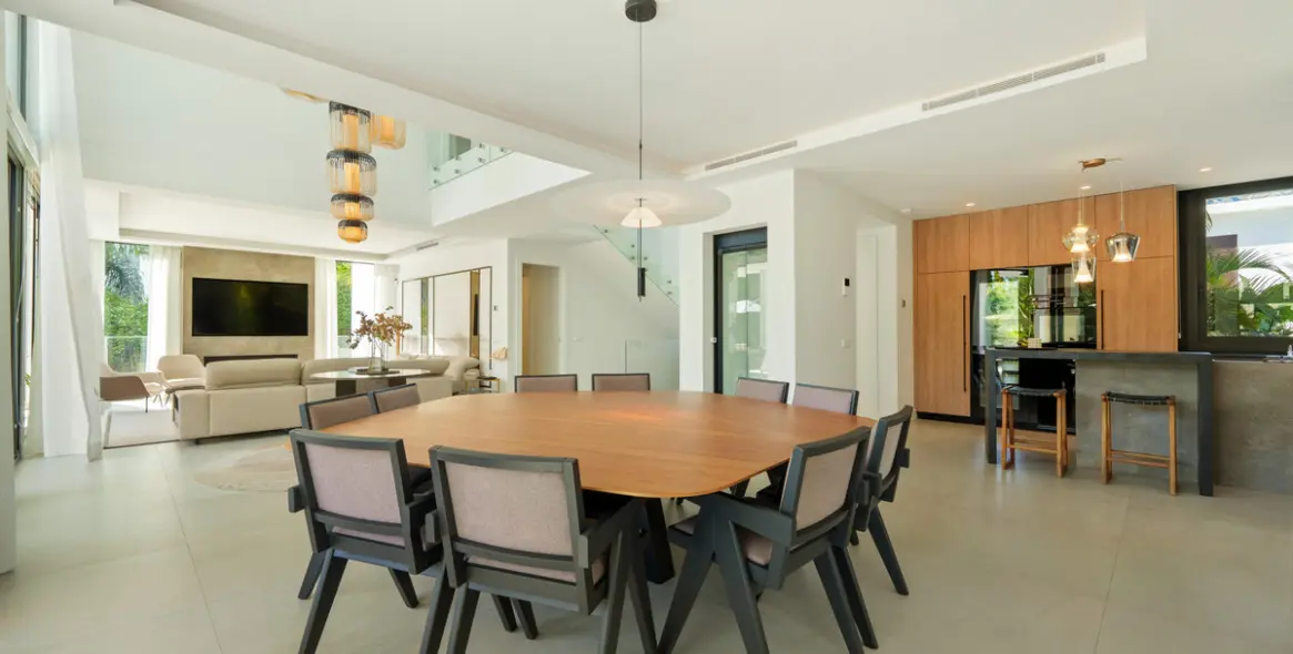 Sale of detached villa in The Golden Mile 7