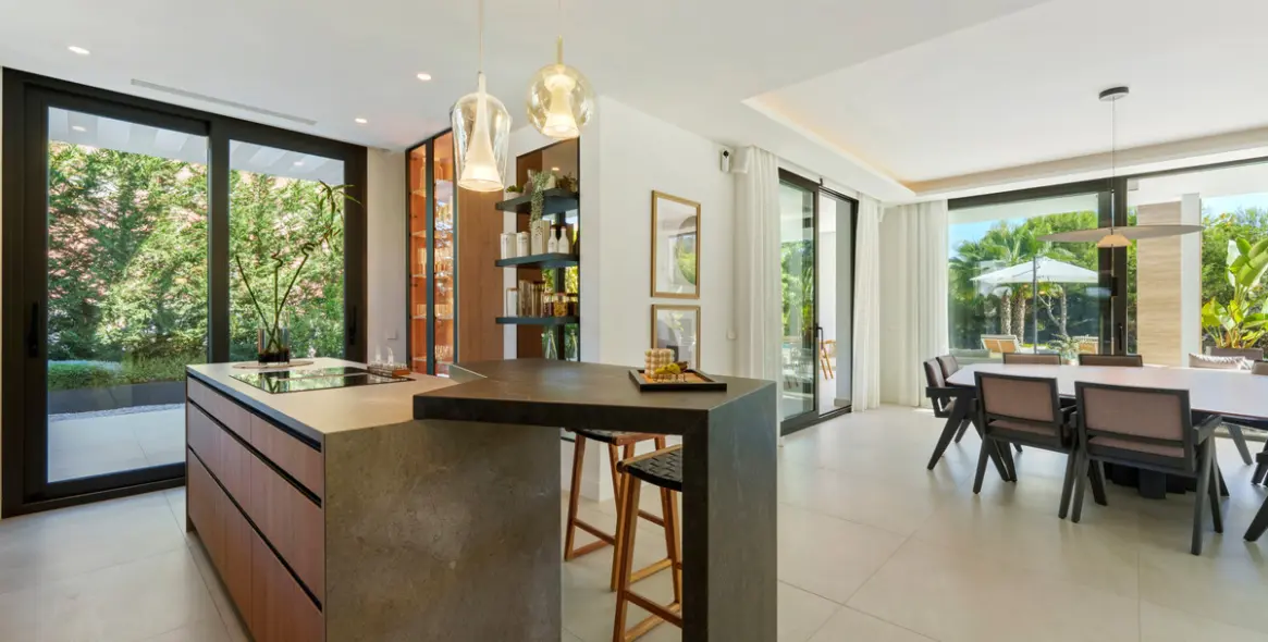 Sale of detached villa in The Golden Mile 8