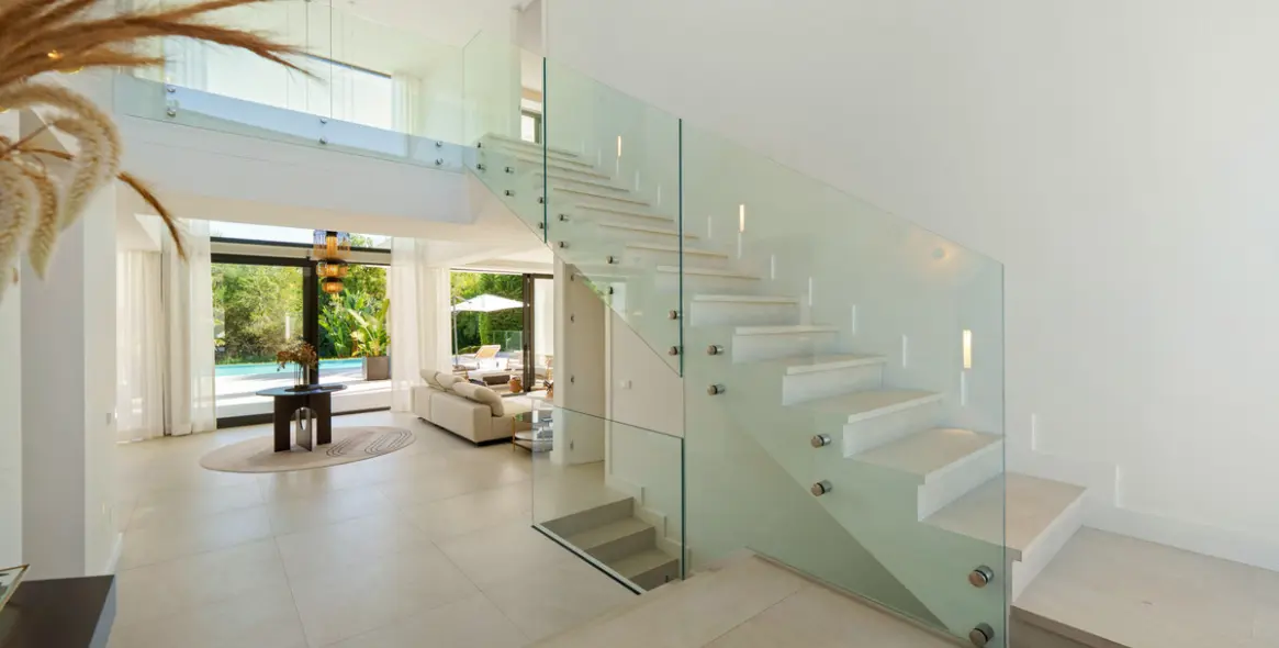 Sale of detached villa in The Golden Mile 11