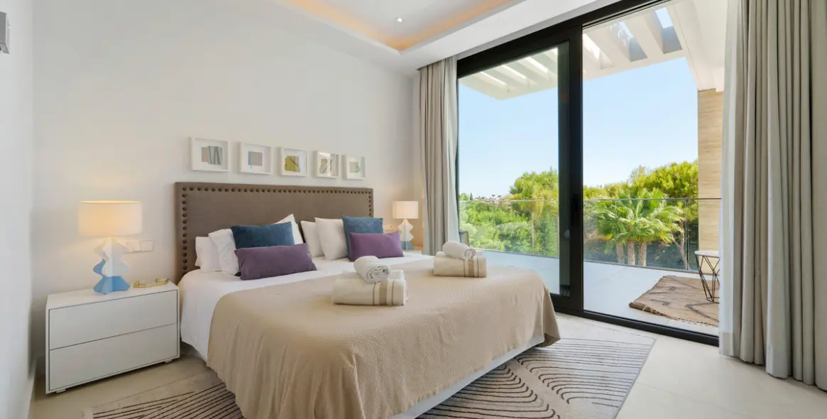 Sale of detached villa in The Golden Mile 15