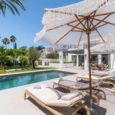 Venta de villa independiente en Nueva Andalucía