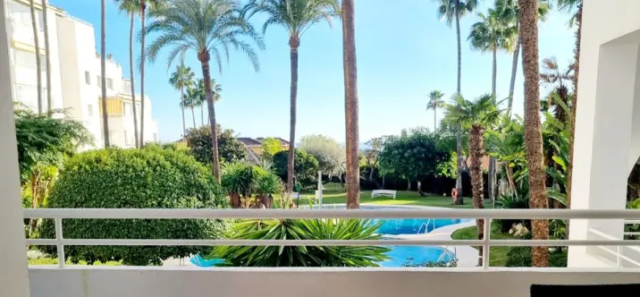 Alquiler a largo plazo de apartamento en planta media en Atalaya 0