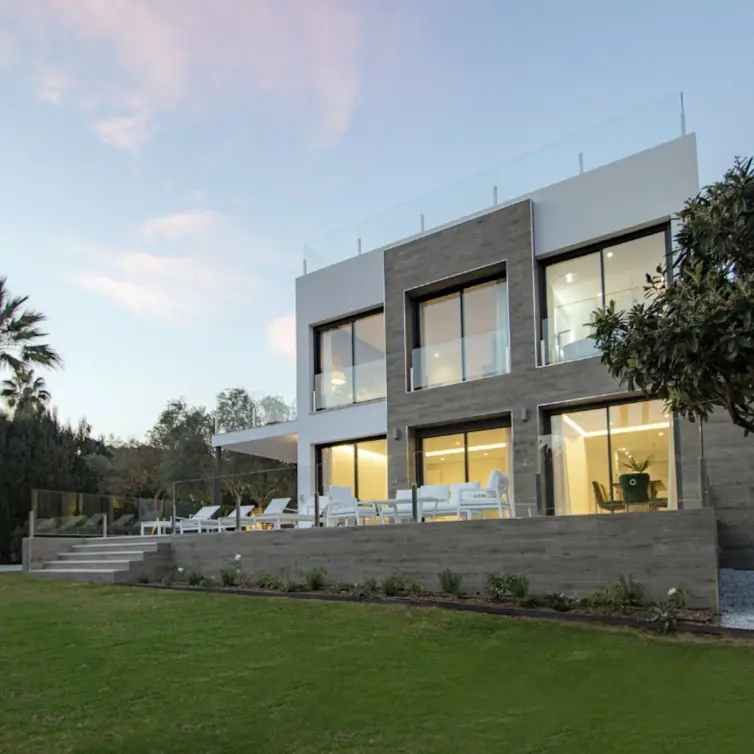 Short-term rent of detached villa in Nueva Andalucía