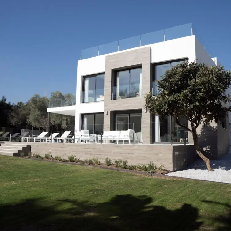 Short-term rent of detached villa in Nueva Andalucía