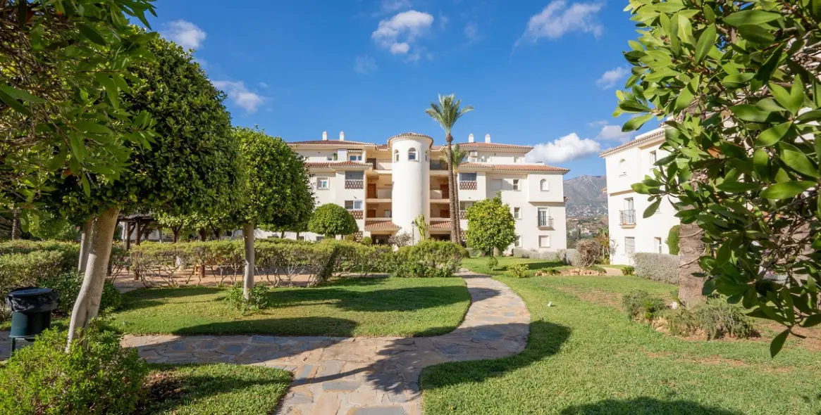 Sale of middle floor apartment in La Cala Hills 2