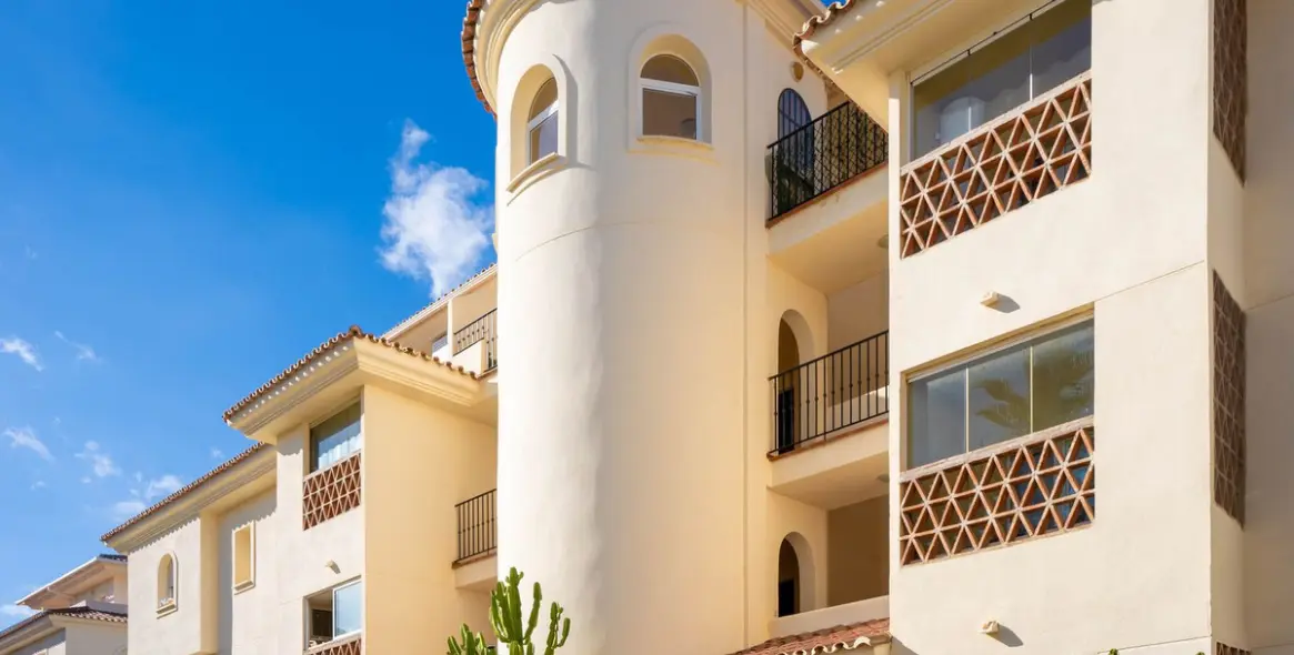 Sale of middle floor apartment in La Cala Hills 3