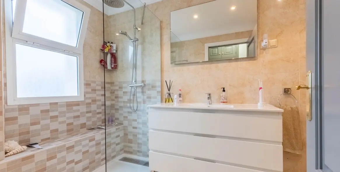 Sale of middle floor apartment in La Cala Hills 10