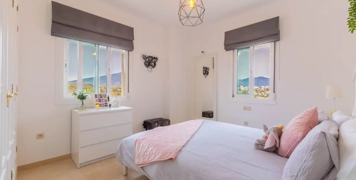 Sale of middle floor apartment in La Cala Hills 18