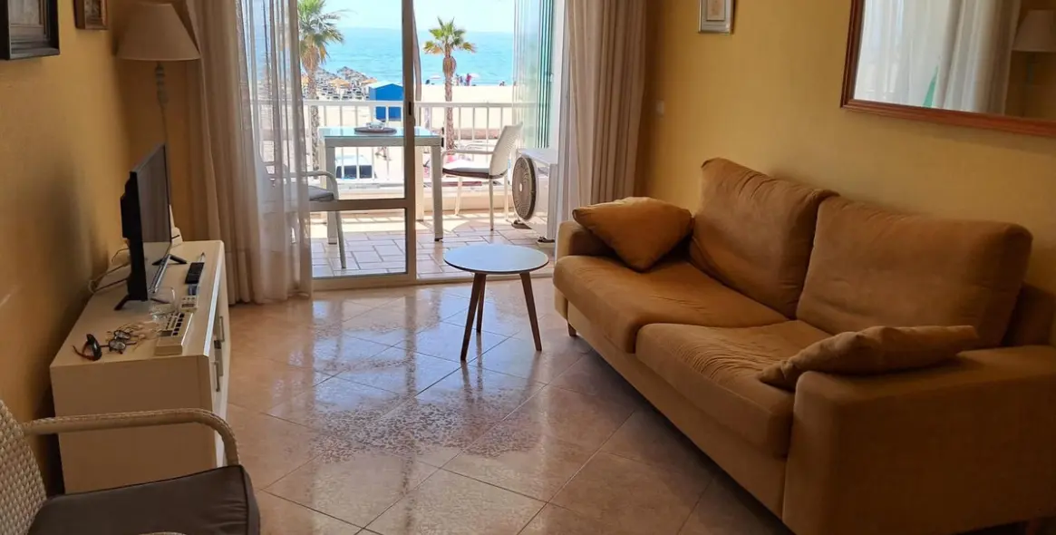 Sale of middle floor apartment in Fuengirola 2
