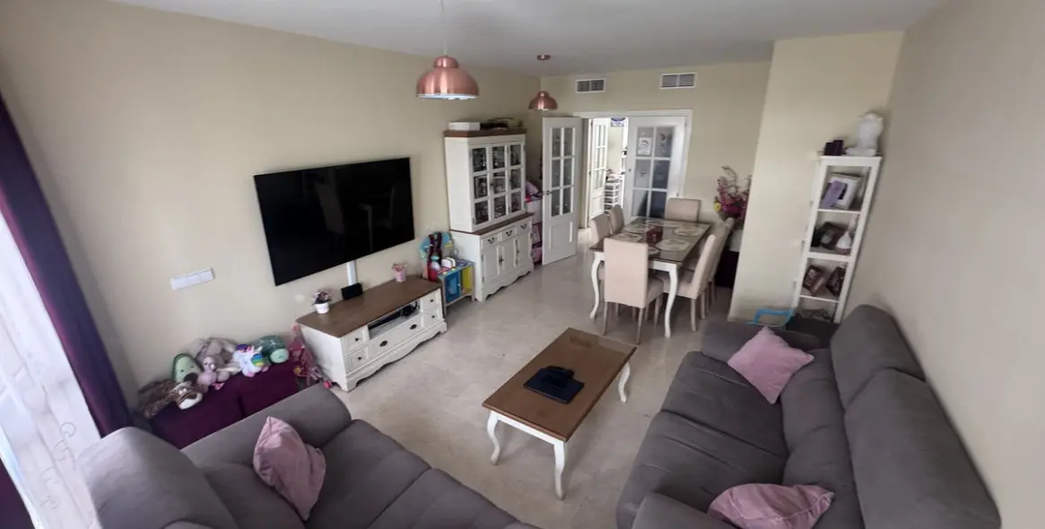 Sale of middle floor apartment in Estepona 1