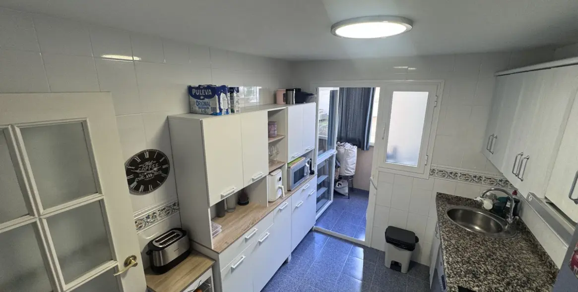 Sale of middle floor apartment in Estepona 3