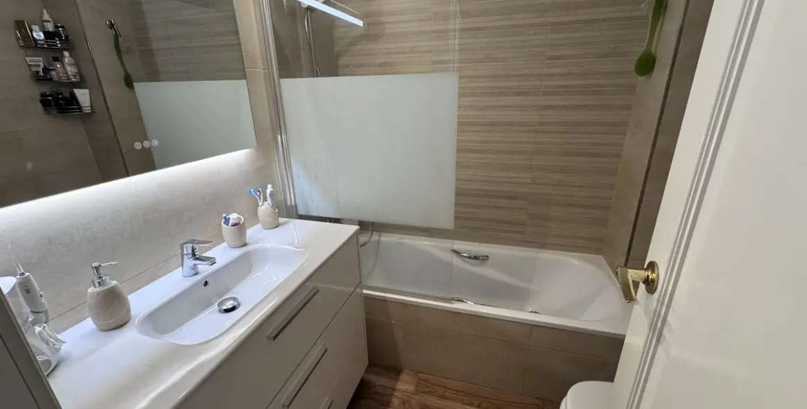 Sale of middle floor apartment in Estepona 11