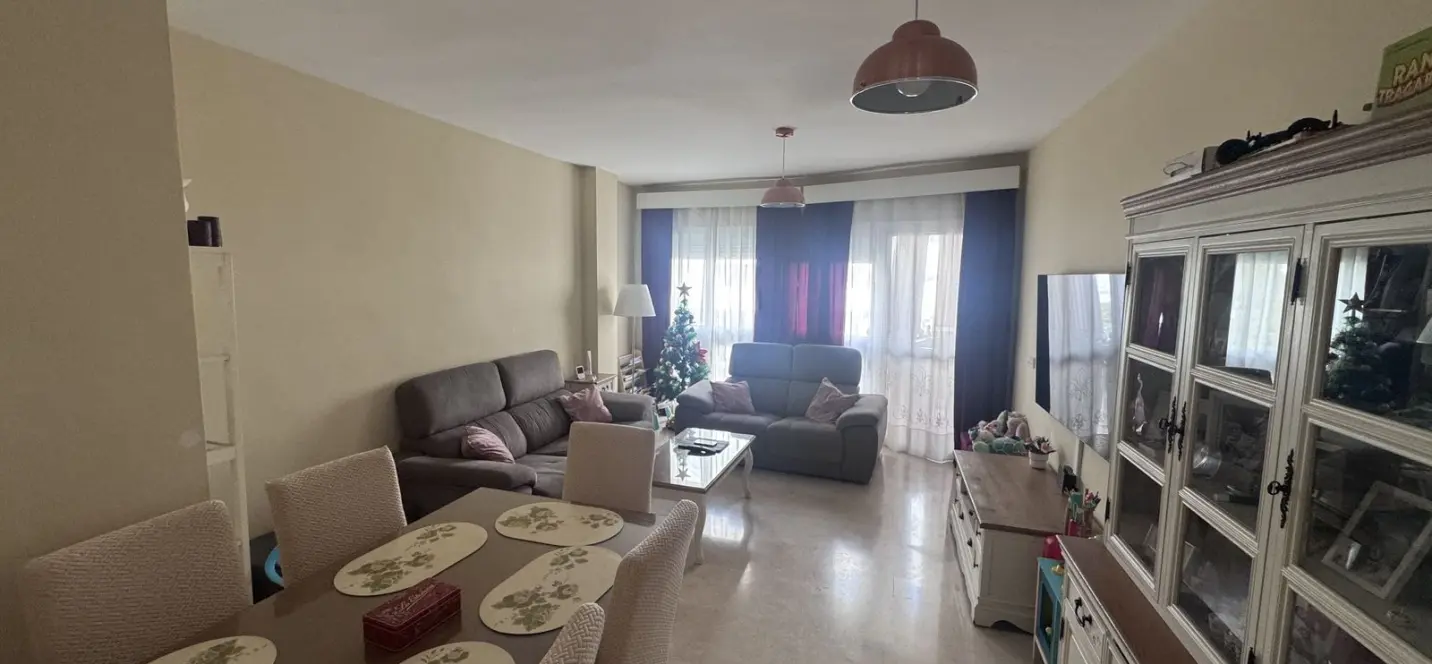 Sale of middle floor apartment in Estepona 1