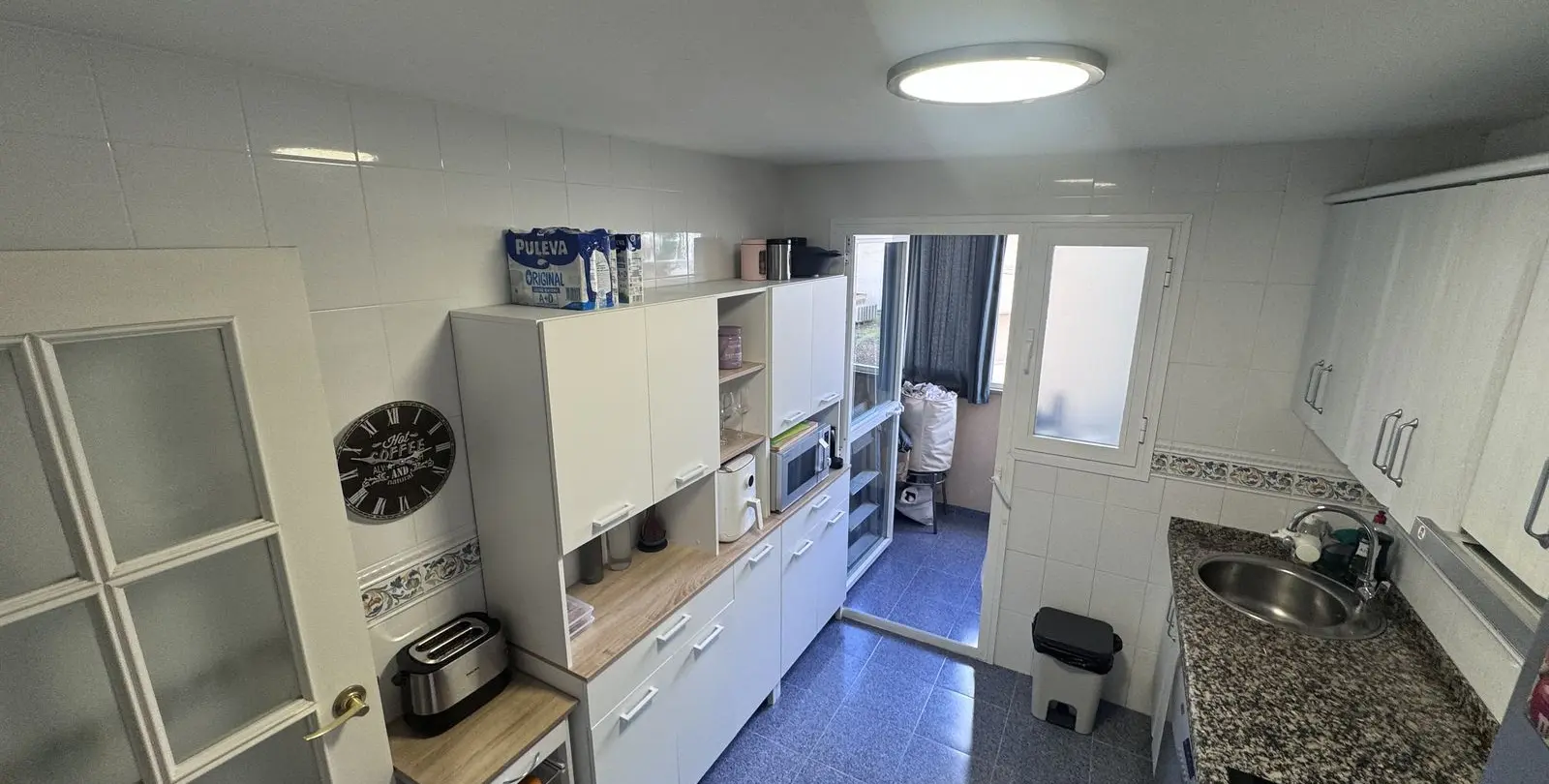 Sale of middle floor apartment in Estepona 3