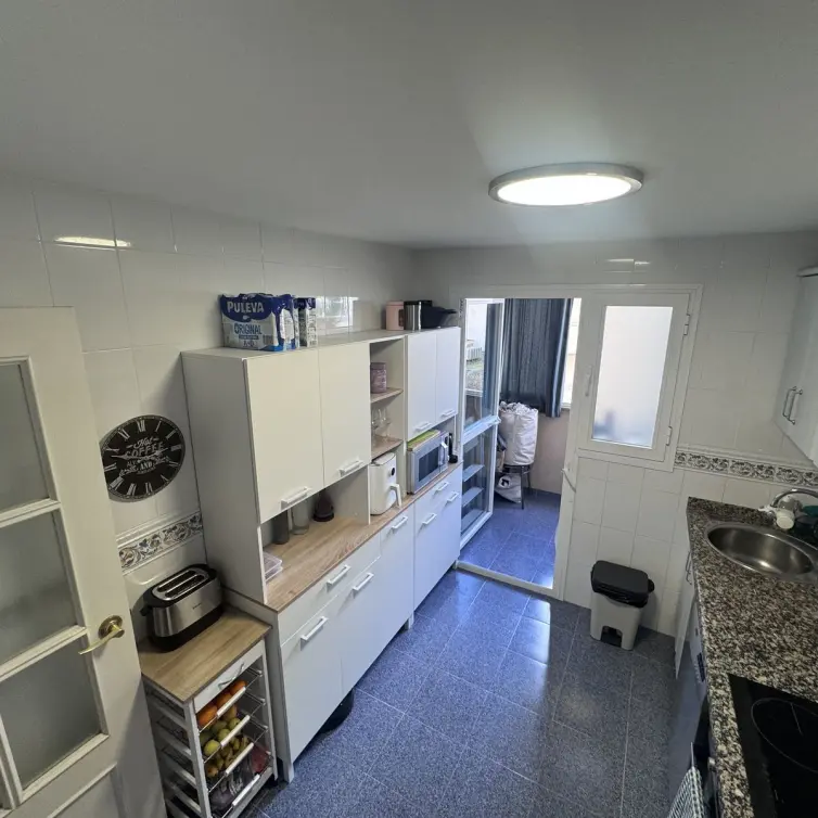 Sale of middle floor apartment in Estepona