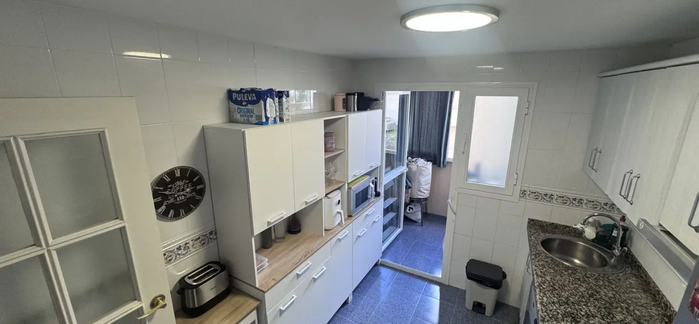 Sale of middle floor apartment in Estepona 2