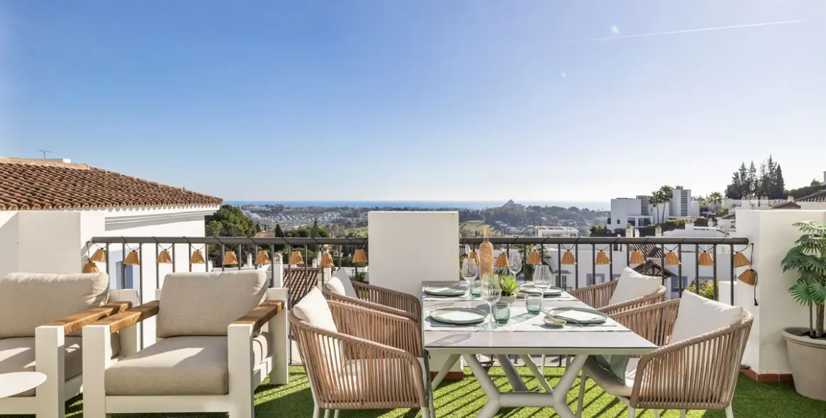 Sale of penthouse duplex in El Paraiso 4