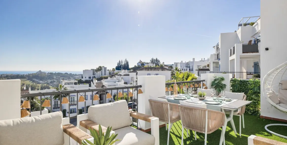 Sale of penthouse duplex in El Paraiso 6