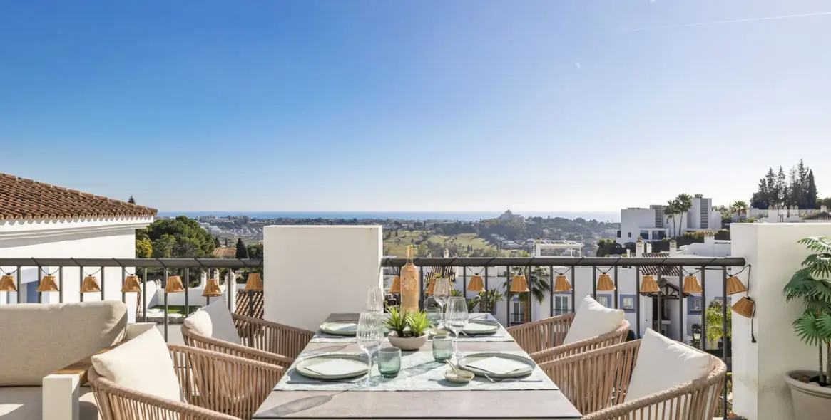 Sale of penthouse duplex in El Paraiso 8