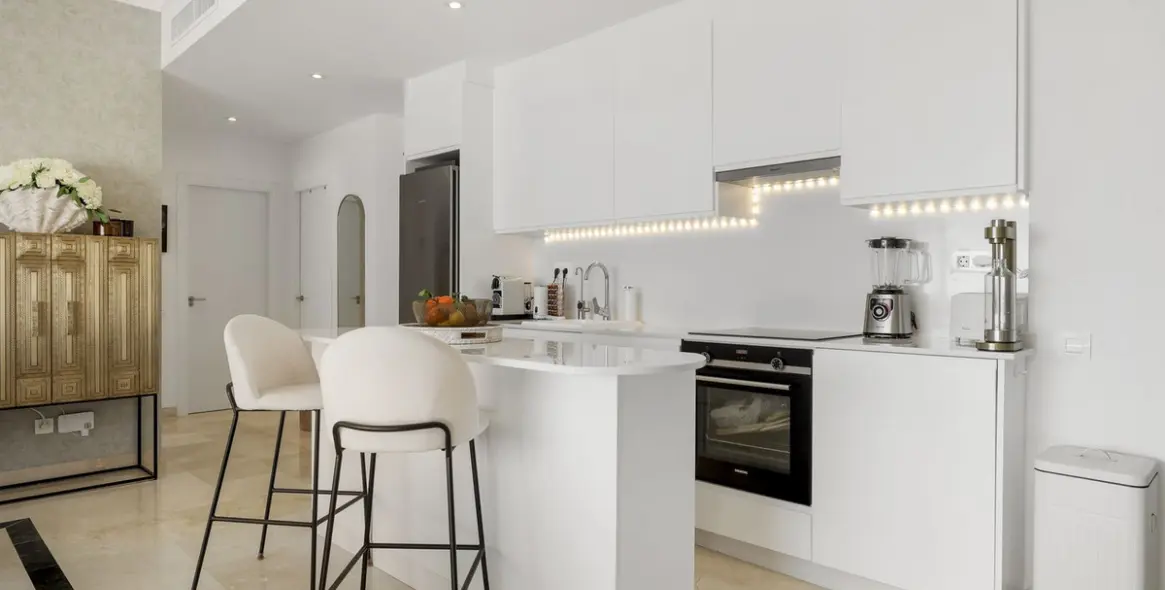 Sale of penthouse duplex in El Paraiso 19