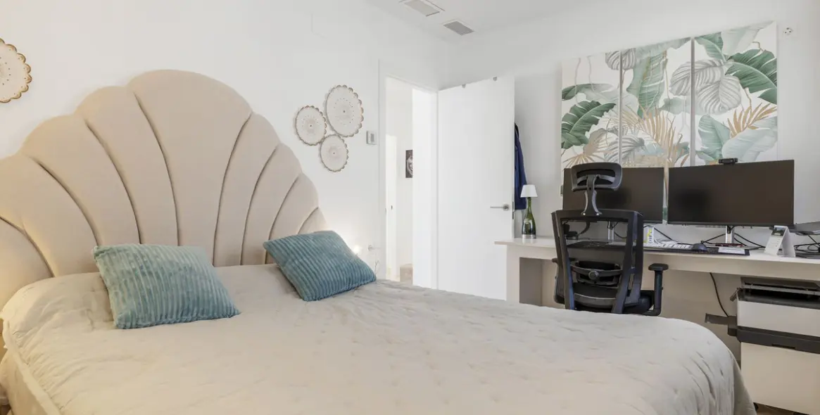 Sale of penthouse duplex in El Paraiso 28