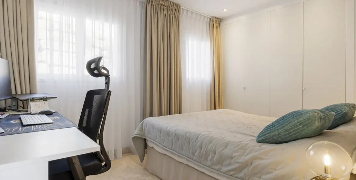 Sale of penthouse duplex in El Paraiso 29