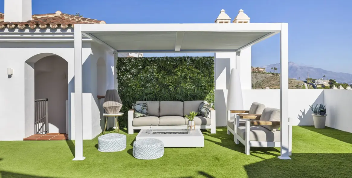 Sale of penthouse duplex in El Paraiso 34