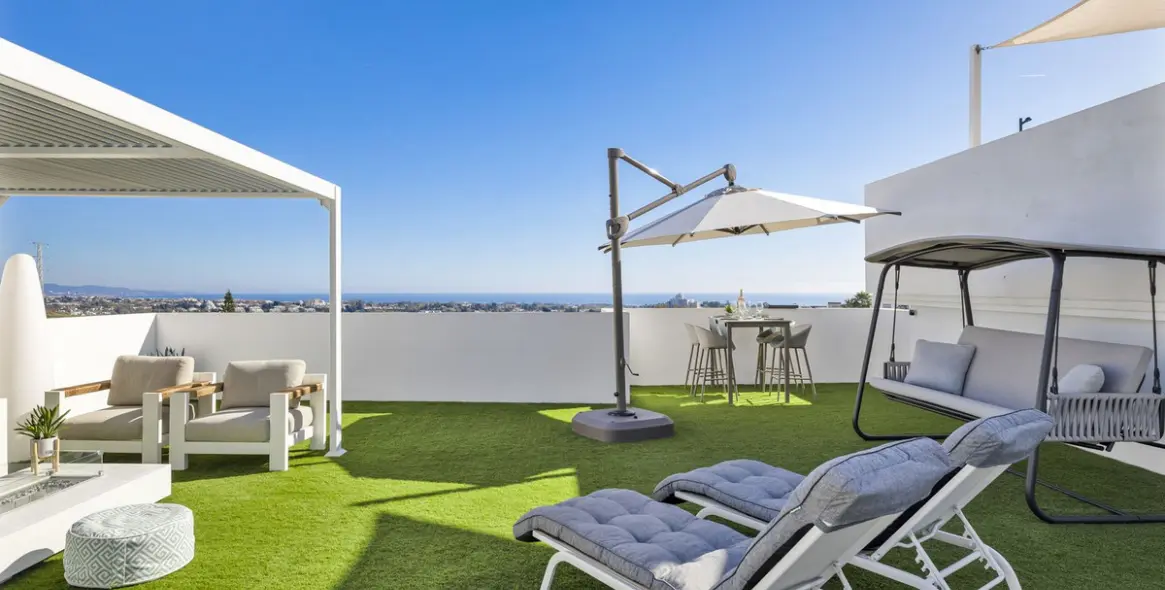 Sale of penthouse duplex in El Paraiso 36