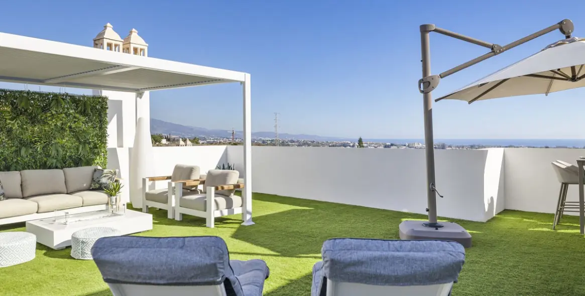 Sale of penthouse duplex in El Paraiso 38