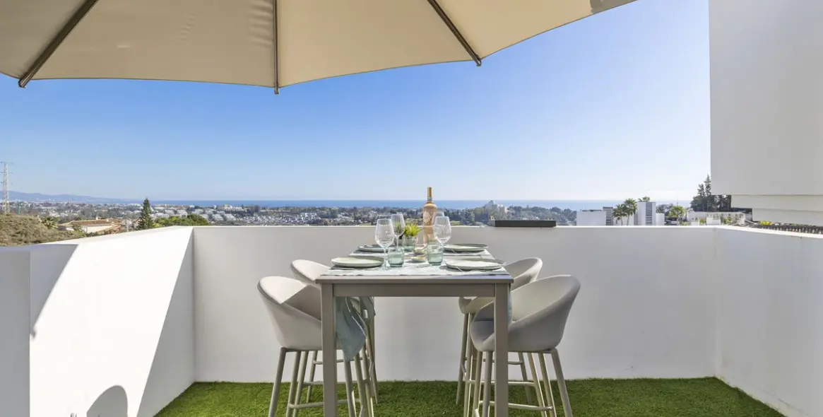 Sale of penthouse duplex in El Paraiso 40