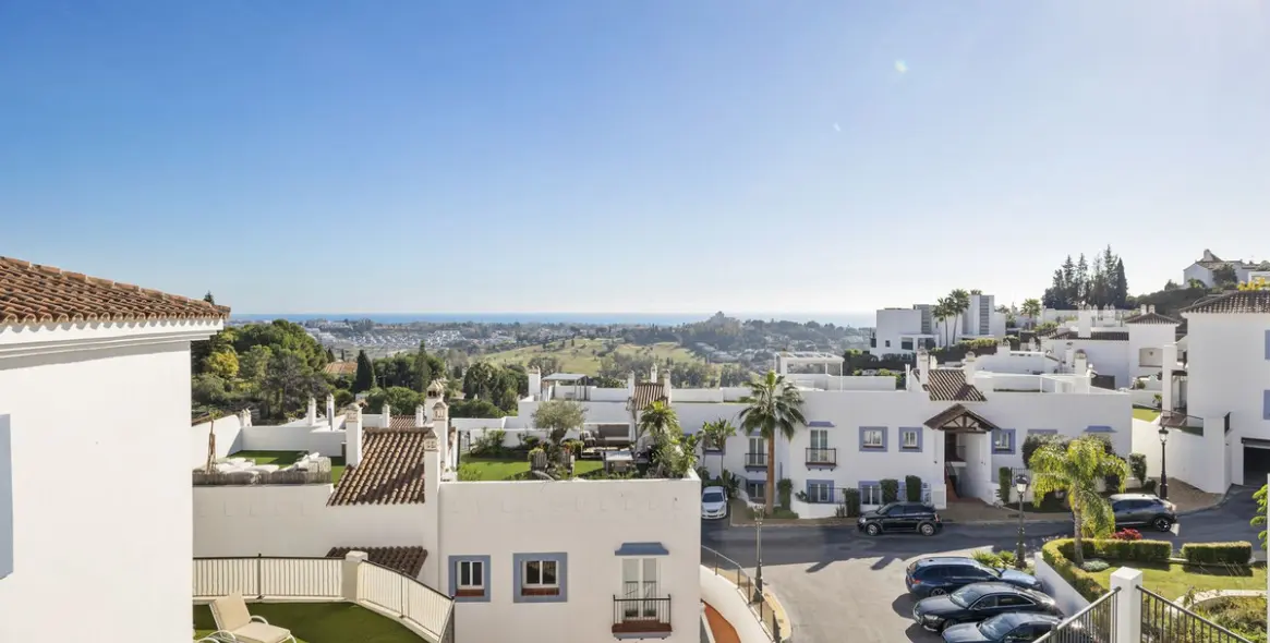 Sale of penthouse duplex in El Paraiso 43